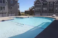 2 Bedroom Condo, Close to Town and the Beach