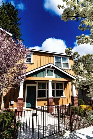 Eat-Sleep-Stroll-Repeat! Walkable Midtown 2BR Home Отели рядом с достопримечательностью «Университет Невада, Рино»