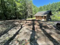 Very private log cabin nestled in the woods to unwind & unplug.
