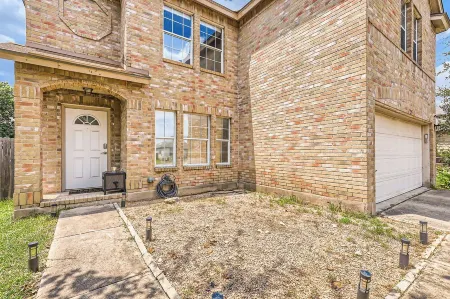 Bright & Charming Entire House in Peaceful Neighborhood