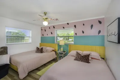 Florida Retro Home minutes from the famous Clearwater Beach and Honeymoon Island Hotels near Countryside Square