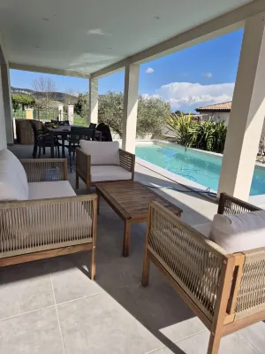 Goudargues Villa Hestia, villa with swimming pool 300m from the center, private parking.