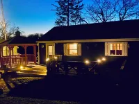 Ranch style farmhouse lodging with upper and lower bedrooms, one and half bath 톰슨 타운쉽 호텔
