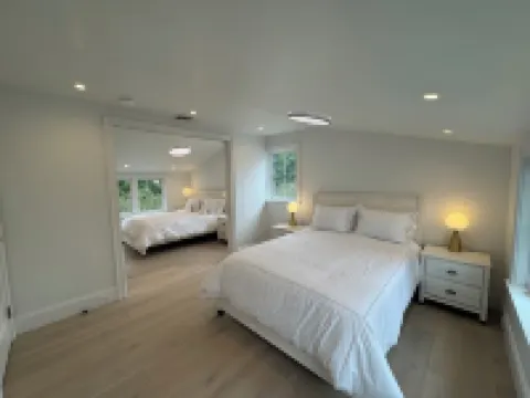 Pool/5 min walk to Beach/Restaurants/Museums- Village House w/backyard