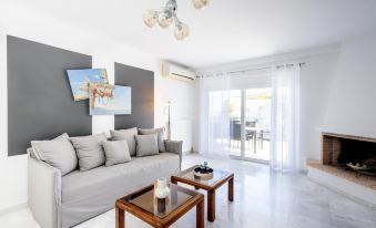 Elegant Coastal Haven Fully Renovated 3-Bedroom Apartment