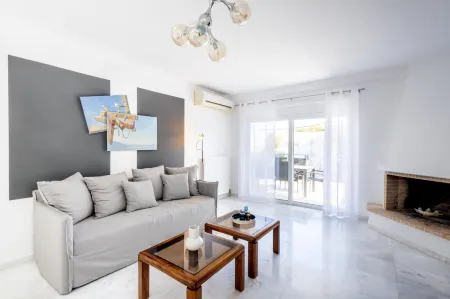 Elegant Coastal Haven Fully Renovated 3-Bedroom Apartment