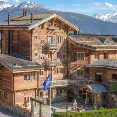 Hostellerie du Pas de l'Ours, Relais & Châteaux Hotel Exterior