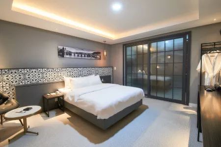 West in Hotel Yeosu Отели рядом с достопримечательностью «Aeyangwon History Hall»