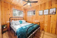 Blue Skies- Modern Cabin Near Slopes w Fireplace