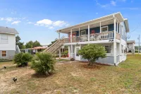 High Tide at Coral Reef - Upper 3-bedroom/1 Bath town-home Sleeps 7 w/Linens!