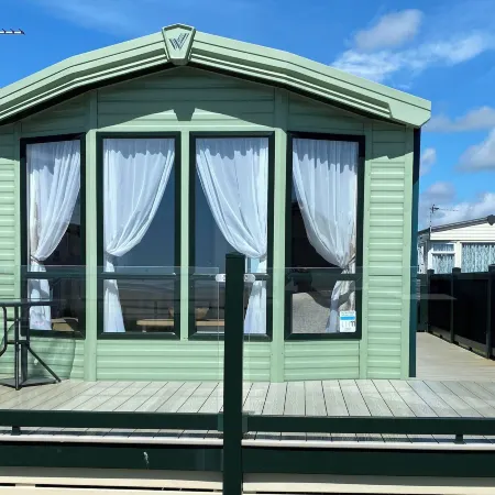 Beachside Lodge - Sleeps 6 - Pets ok - Plus Parking
