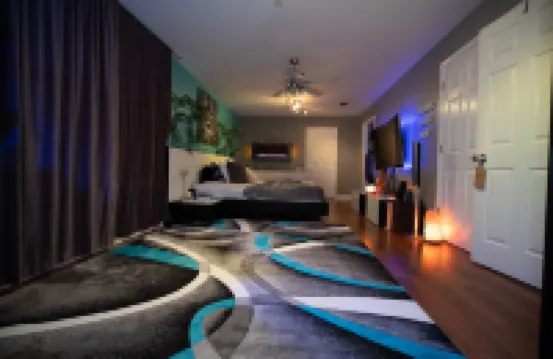 Gorgeous Urban Oasis W/Hot Tub, Heated Pool and Private Movie Theater 3 Bedroom Home by Redawning