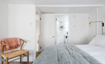 Central Georgian Townhouse with Free Parking