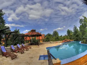 Pugdundee Safaris - Kanha Earth Lodge