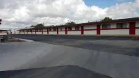 Luxury Inn & RV Park - parking