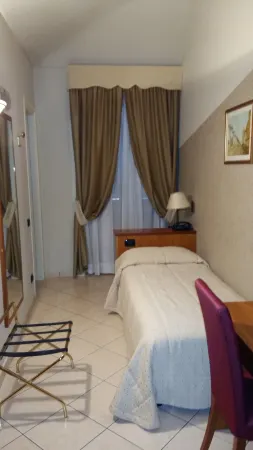 Hotel Cavour Отели в г. Асти