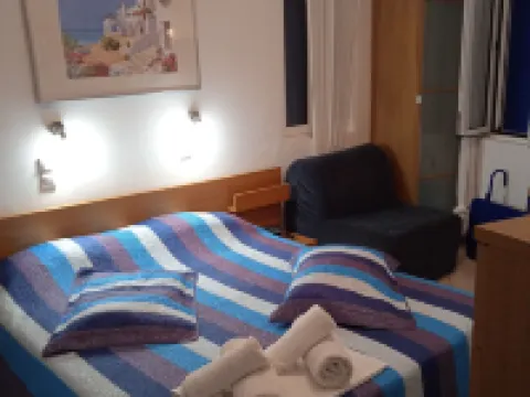 イカリア島インザーマ湾のビーチ際にあるアルキスティスの居心地の良いアパートメント、2階 イカリア島のホテル