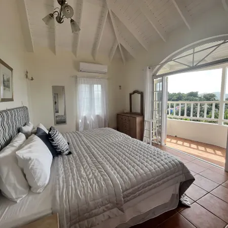 Labrolette Bay-Villa-Sleeps 8-Pool-Parking