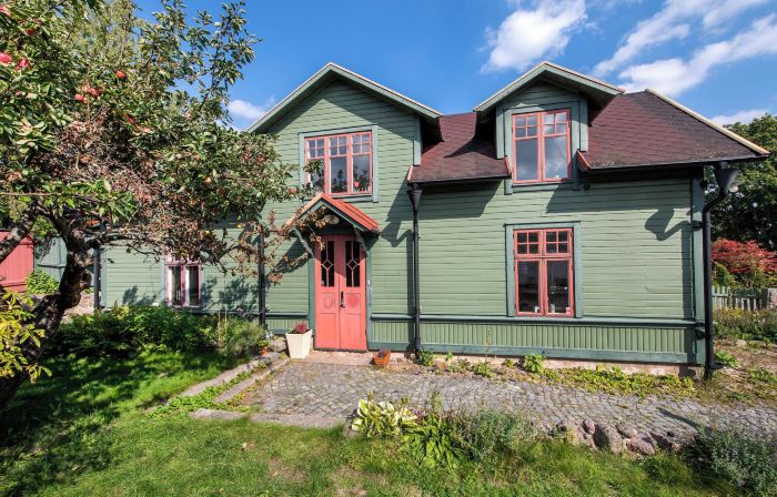 2 Bed House Sleeps 4 with Garden & Free Parking