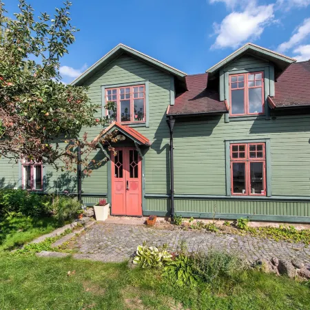 2 Bed House Sleeps 4 with Garden & Free Parking