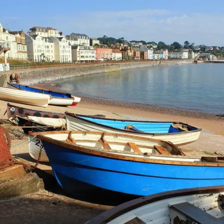 Family 4-Bed Apartment in Dawlish with Sea View