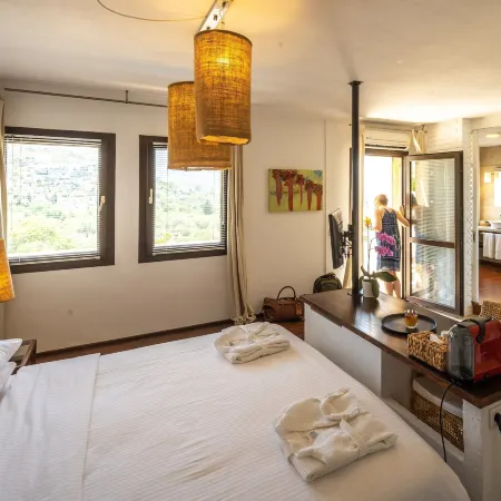 4Reasons Hotel + Bistro | 12+
