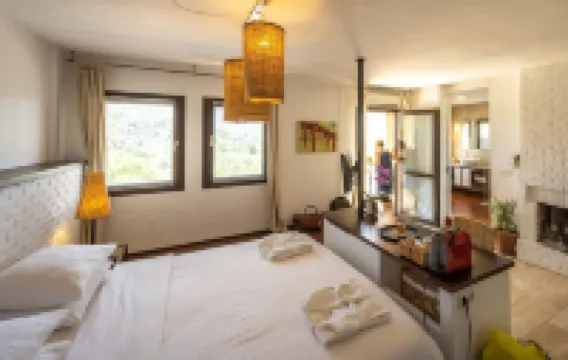 4Reasons Hotel + Bistro | 12+