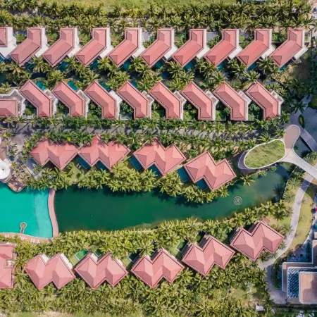 Koi Resort & Residence Da Nang Отели рядом с достопримечательностью «Пляж Нонуок»