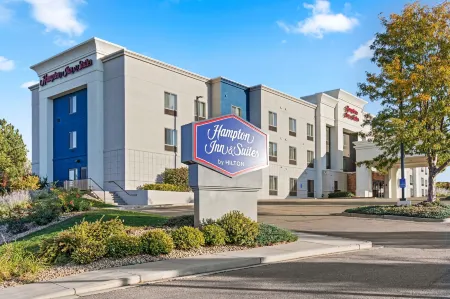 Hampton Inn & Suites Greeley Отели рядом с достопримечательностью «Библиотека Хай Плейнс Лайбрари Дистрикт Сентенниал Парк»