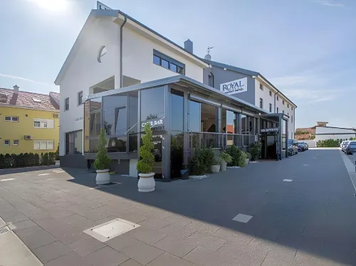 Royal Airport Hotel - parking