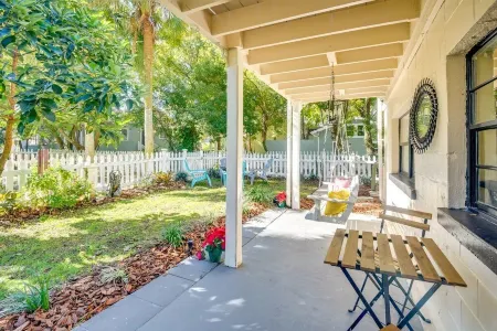 Unwind in DeLand: Fire Pit Nights & Downtown Delights! Отели рядом с достопримечательностью «Мелчинг Филд эт Конрад Парк»