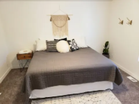 Come stay at our comfy, cozy, NEWLY RENOVATED home in the Ivins, UT! Hotels near Red Mountain
