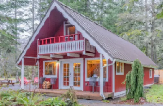 Cabin Vibes & Family Friendly w-Private Hot Tub Steps to Rainier