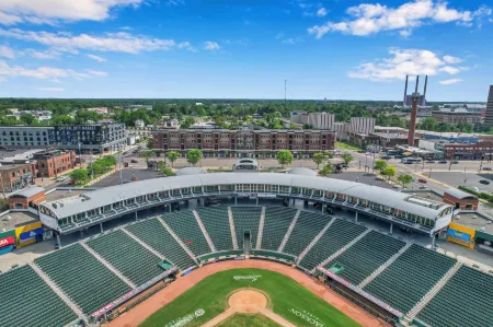 Downtown Lansing Luxury Condo Отели рядом с достопримечательностью «Citi Trends»