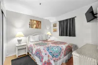 Access to Indoor Pool and Resort Amenities - Inviting Coastal Retreat Hotel di Surfside Beach