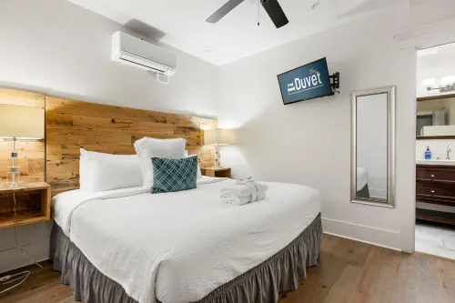 Charming Suite with Historic Charm and Modern Comforts - Elegant Getaway