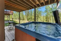 Private Hot Tub and Spacious Living Areas - Stunning Mountain Escape