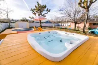 Funky Selfie Museum and Hot Tub Oasis - Captivating Retreat Hotel di Yucca Valley