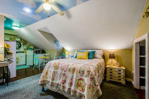 Historic studio with kitchenette & easy parking - near dining & walk to downtown Hotels in Thunderbolt