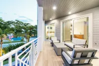 400ft to Beach, Ocean View, Pool, Steps to Siesta Key Village Hotels in Siesta Key