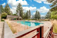 Mountain view condo with a fireplace, WiFi, partial AC, shared hot tub & pool Hotels in Deschutes County