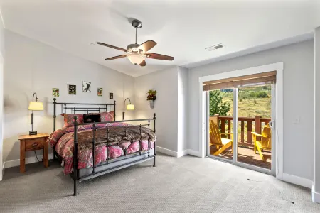 Stunning Views and Private Hot Tub - Luxurious Townhouse Retreat