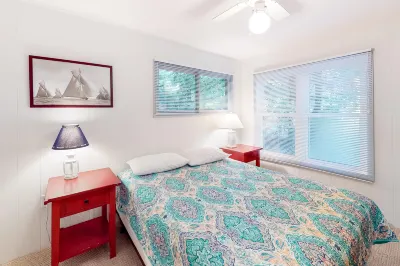 Bethany west home close to the beautiful water w/free WiFi, private WD