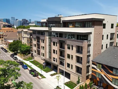 Stylish Retreat with Rooftop Lounge and Community Pool - Vibrant Escape