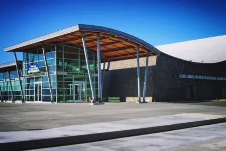 Stunning Water Views and Cozy Living Space - Charming Waterfront Retreat Отели в г. Астория