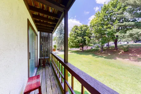 Comfortable mountainside condo with skiing, balcony, fast WiFi, & washer/dryer Отели рядом с достопримечательностью «Шугарбуш Резорт»