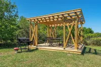 Luxurious 5-Bedroom Retreat: Gold Accents, Modern Amenities, & Fun