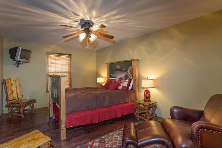 Resort View, Firepit and Fishing Dock - Charming Tranquil Cabin