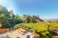 Updated dog-friendly home with fantastic ocean views - walk to the beach Hotels in Port Orford