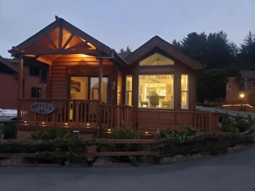 Private Hot Tub and Modern Decor - Charming Coastal Retreat Hotels in Smith River